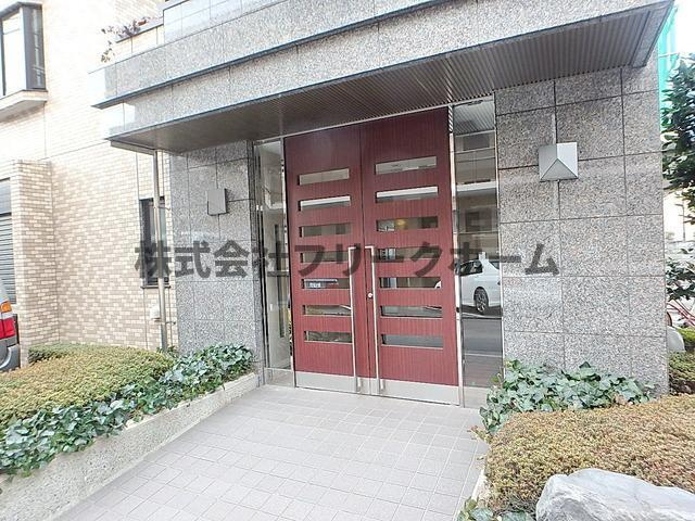 武蔵野市緑町１丁目の賃貸マンションのエントランス