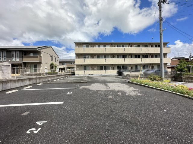 ウィルハイツ福井の駐車場