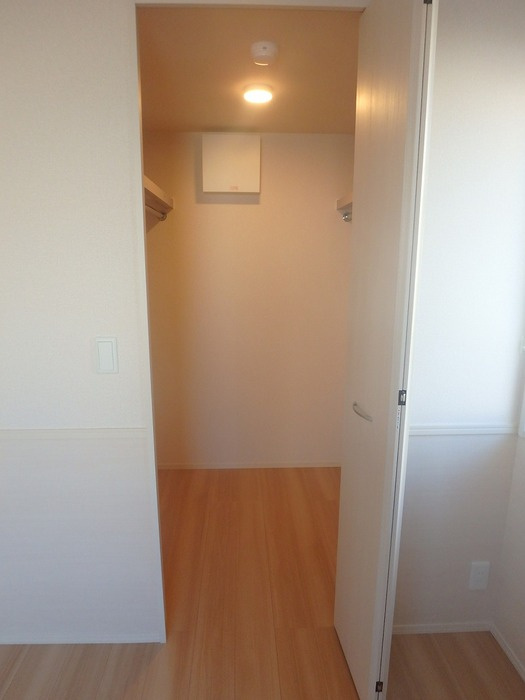 ウィルハイツ福井の収納|洋室6帖ウォークインクローゼット