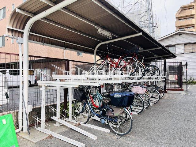 モリス綾瀬の駐輪場|ドキドキの新生活も、安心してスタート。ぴったりの住まいを見つけませんか？クランディアが一緒に住まい選びをサポートします‼　まずは、お気軽にお問合せください　＃クランディア