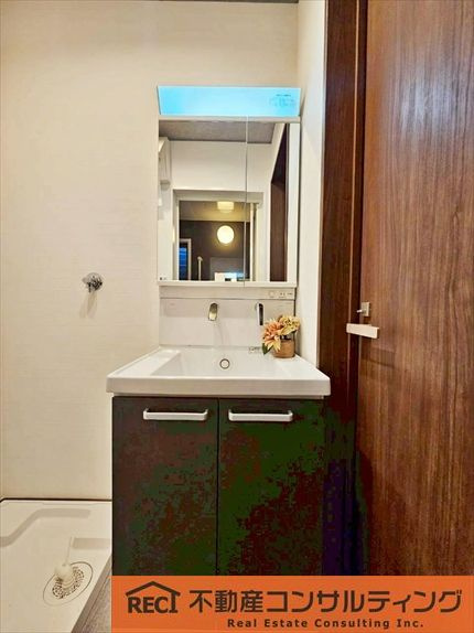 西宮市甲子園網引町　中古戸建の独立洗面台