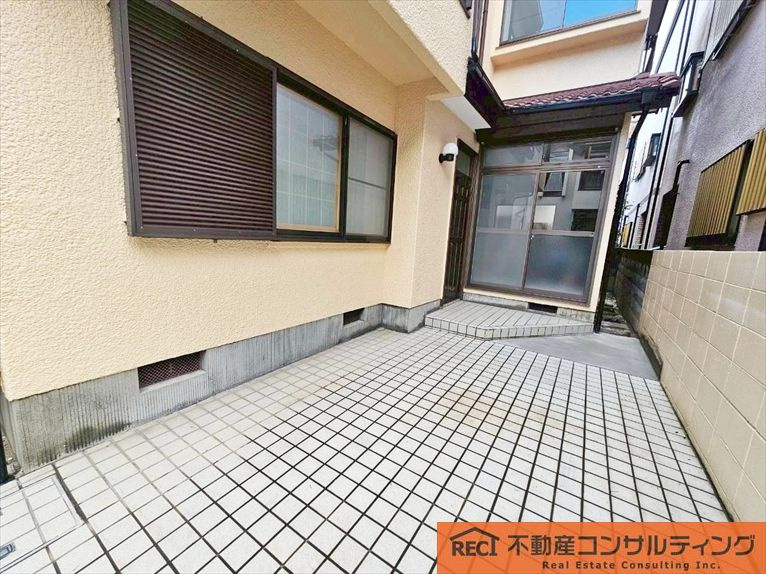 西宮市甲子園網引町　中古戸建の駐車場