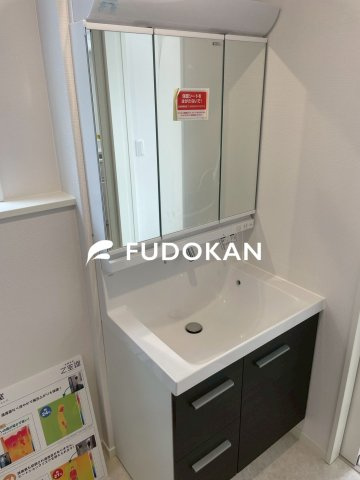 東根市神町西建売住宅【平屋×Z空調】の独立洗面台|三面鏡の洗面台は、スタイリッシュなだけでなく収納力もあります。