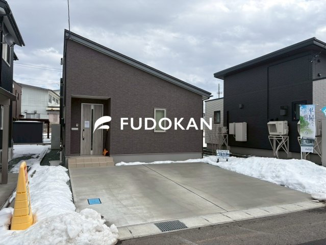 東根市神町西建売住宅【平屋×Z空調】の駐車場|現地外観写真。内覧予約受付中！