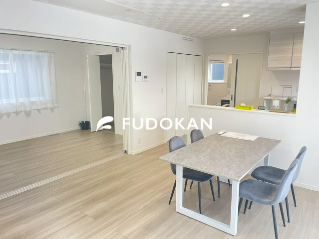 東根市神町西建売住宅【平屋×Z空調】の居間・リビング|リビングは広々です。家族の団欒の場として家庭を包みます。