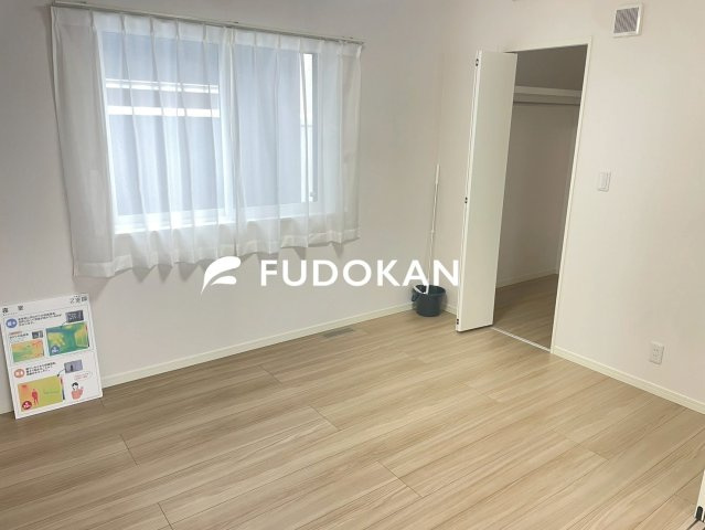 東根市神町西建売住宅【平屋×Z空調】の寝室|大きいベットを置いてもスペースの取れる寝室です。