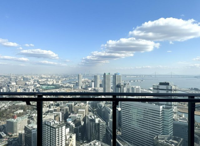 バルコニーからの眺望　ベイブリッジ、東京湾方面を望む