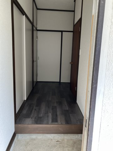 大村町字於泥11番1貸家群の玄関