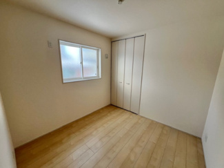 【洋室】 | 滝沢市巣子　第2 | 白い壁の部屋は、明るく開放的な雰囲気をつくり広く感じられるのが魅力です
