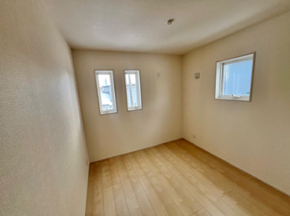 【洋室】 | 滝沢市巣子　第2 | 木本来の色味を生かした温もりあるフローリングです。