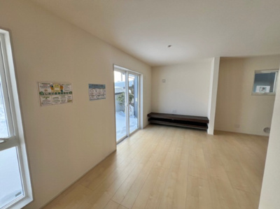 【居間・リビング】 | 滝沢市巣子　第2 | 白い壁の部屋は、明るく開放的な雰囲気をつくり広く感じられるのが魅力です