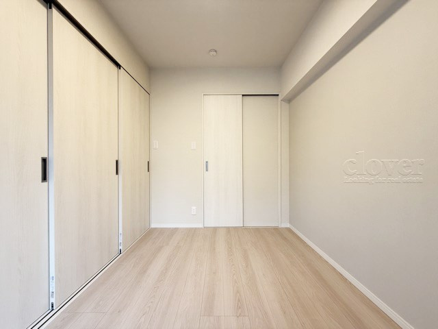 【寝室】 | アルテール新宿 | 大きな収納力が魅力の洋室。多くのお客様から、「欲しいもの＝収納」という声をいただきますが、まさにこのようなお部屋は需要の高さを感じます。～即日のご見学可能～　お問合せはお気軽にどうぞ。
