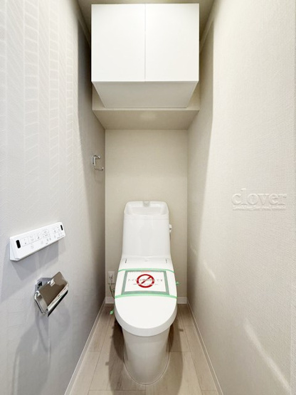 【トイレ】 | アルテール新宿 | 上部に収納を備えたトイレです。自宅の中でも最もプライベートな空間だからこそ、ほしい「落ち着き」がここにあります。～即日のご見学可能～　お問合せはお気軽にどうぞ。
