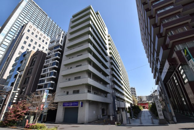 【外観】 | アルテール新宿 | 手入れの行き届いた外壁やエントランスなど、「見ればわかる」レベルで清潔感を保ったマンションです。築年数を感じさせない姿で皆様をお出迎えします。～即日のご見学可能～　お問合せはお気軽にどうぞ。
