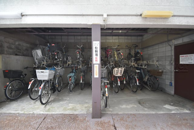 【駐輪場】 | アルテール新宿 | 自転車置き場。マンションの共用部にあたります。空きの有無や駐輪料金、各戸の台数制限などについては、改めてお問い合わせください。～即日のご見学可能～　お問合せはお気軽にどうぞ。
