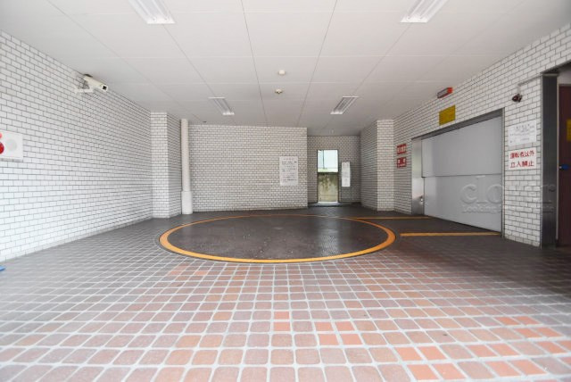 【駐車場】 | アルテール新宿 | マンションの駐車場スペース。空きの有無や駐車料金、サイズ規定などについては、改めてお問い合わせください。～即日のご見学可能～　お問合せはお気軽にどうぞ。
