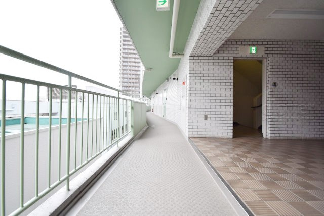 【その他共用部分】 | アルテール新宿 | マンションの共用廊下です。きれいに清掃されています。周囲のお部屋の様子も、ぜひ伺ってみてください。～即日のご見学可能～　お問合せはお気軽にどうぞ。
