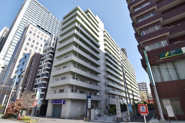 【外観】 | アルテール新宿 | 青空によく映える建物です。手入れの行き届いた外壁やマンション正面エントランスなど、綺麗な姿をぜひ一度、現地にてご覧ください。～即日のご見学可能～　お問合せはお気軽にどうぞ。
