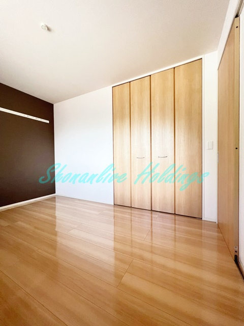 インティエールの寝室|落ち着いた色合いのフローリング