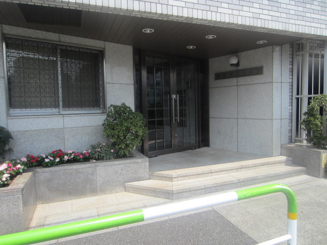 旭泉マンションのエントランス|植栽もキレイに手入れされています