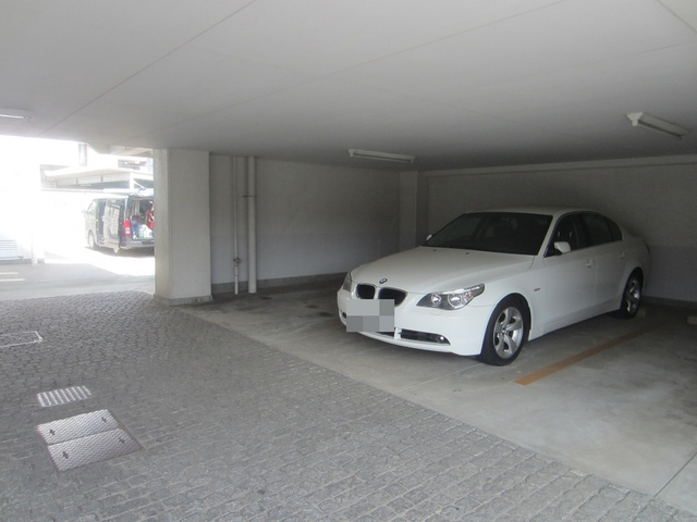 旭泉マンションの駐車場|シャッター付きの駐車場です