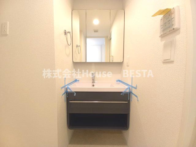 セレニテ元町アリエの独立洗面台