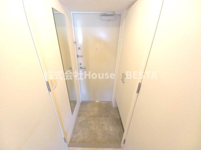 セレニテ元町アリエの玄関