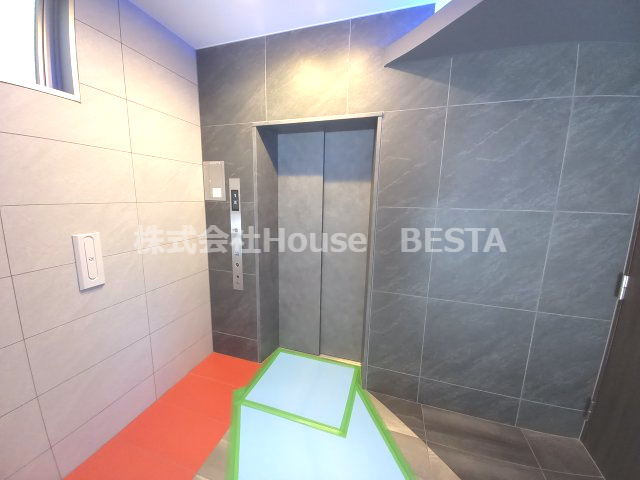 セレニテ元町アリエのロビー