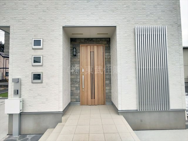 【玄関】 | 川越市安比奈新田　全7棟　2号棟 | 落ち着いた雰囲気の玄関です