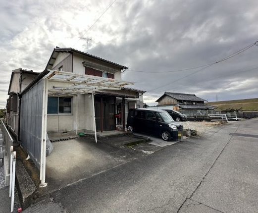 中古住宅　茶屋新田の駐車場