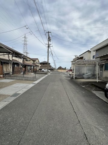 中古住宅　茶屋新田の前面道路含む現地写真
