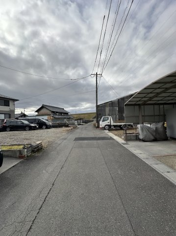 中古住宅　茶屋新田の前面道路含む現地写真