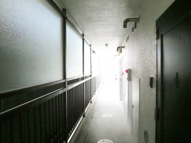 ペアシティ秀華二番館のその他共用部分|1階通路です☆