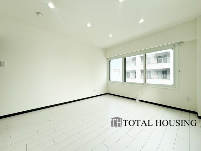 【居間・リビング】 | 大輝ビル | 室内にいても、たっぷりの陽光と爽やかな風を感じて頂ける、開放感あふれるリビングです。
ご家族と穏やかに過ごす、心地の良い時間が流れます。