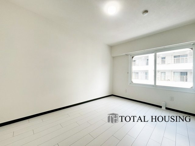 【洋室】 | 大輝ビル | 洋室　約6.8帖
お陽さまの光とさわやかな風をたっぷりとりこめます。室内はいつも明るい印象なので気持ちの良い朝を迎えられます。毎日の生活も明るくなりそうです。間取りも使いやすく大きなベッドも置けます♪