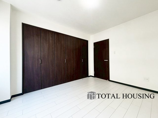 【洋室】 | 大輝ビル | 洋室　約6.8帖
心と体をゆったりと安らげる洋室。お部屋のゆとりが大きい分だけ、暮らしの安らぎは深まります。次の日を心地よく迎えたいから、頑張った自身の心と体を労わる設計へ。