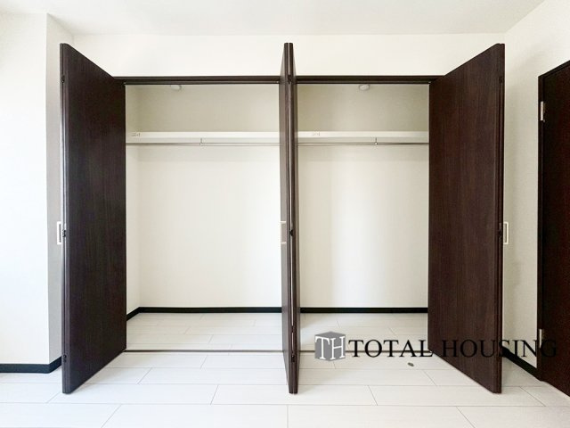 【収納】 | 大輝ビル | 壁面クローゼットのメリットは、衣類が横一列に並ぶためひと目で洋服が選びやすいです♪衣類をたくさんお持ちの方も、限られたスペース内に無理なく収納することができます。