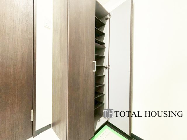 【玄関】 | 大輝ビル | 人を迎え入れる最初の場所だからこそ、清潔感と余裕のある玄関スペースです♪散らかりがちな玄関ですが、トールサイズの玄関収納を設けたのでいつでもスッキリとした場所を保てます。