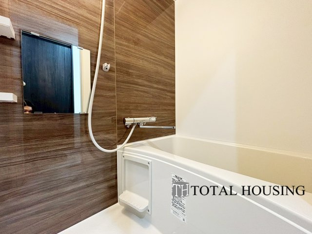 【浴室】 | 大輝ビル | 一日の疲れを癒してくれる場所なので、快適に過ごして頂く為にゆったりサイズのバスタブを用意しました。是非半身浴をお楽しみ下さい。