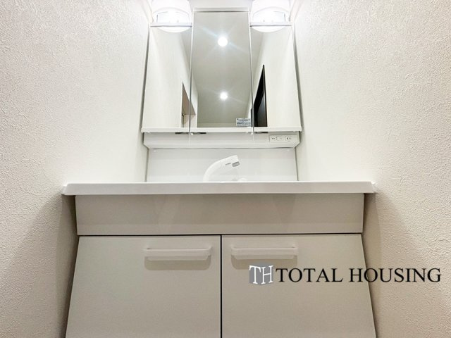 【独立洗面台】 | 大輝ビル | 一日の始まりの朝、歯磨きをしたりメイクや髪をセットしたり・・・使いやすさが考えられた3面鏡です♪シャワー付水栓で洗面台でのシャンプーや毎日の掃除に大変便利ですね♪