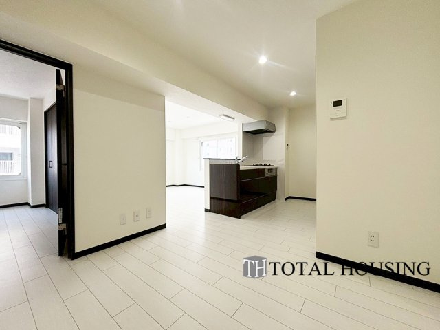 【居間・リビング】 | 大輝ビル | 約16.3帖の広々としたリビングが魅力的♪日当たりもよく居心地の良い空間です。家族とのコミュニケーションが自然と弾むような仕様は、住む人に笑顔をという想いが込められています。