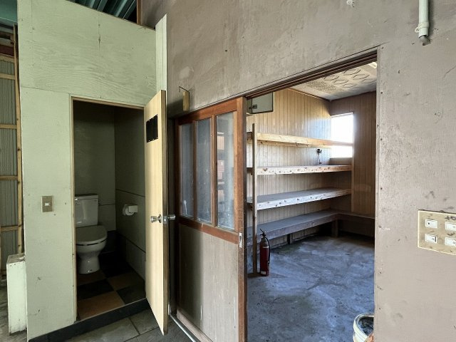 西伊豆町宇久須　倉庫のその他|作業所内倉庫とトイレ