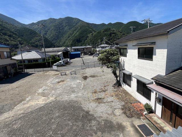 西伊豆町宇久須　倉庫の庭