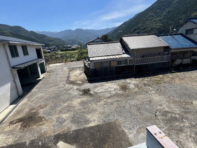 西伊豆町宇久須　倉庫の庭
