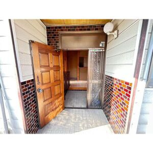 ガレージハウス明知の玄関