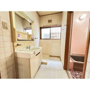 ガレージハウス明知の洗面所