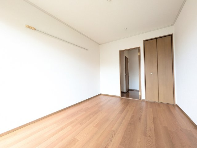 アダージョ東山田の洋室