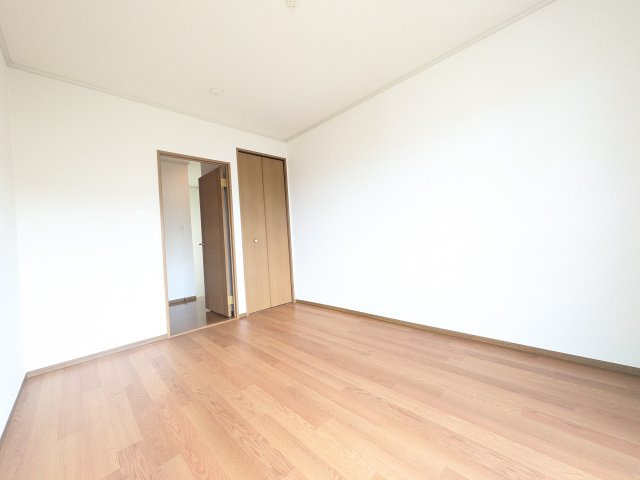 アダージョ東山田の洋室