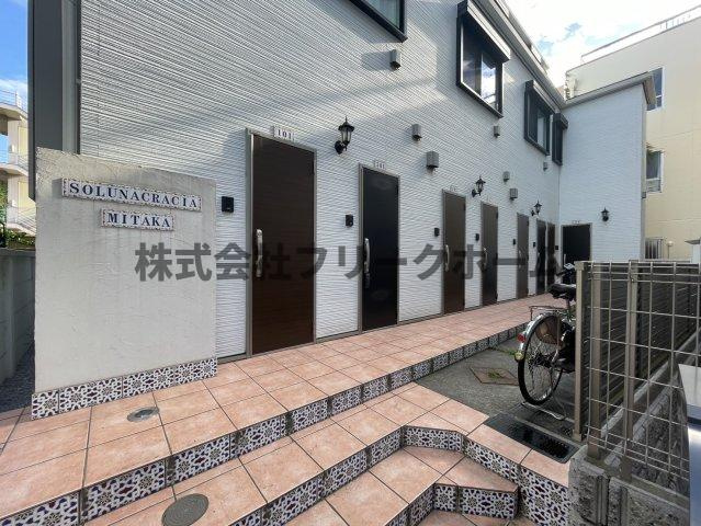 三鷹市下連雀４丁目のタウンのエントランス