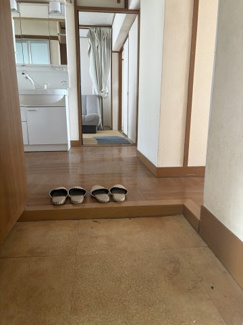 【玄関】 | 左近山団地３街区２４号棟２階 | 玄関遠目からの写真になります。
